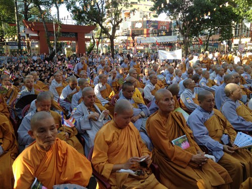 Великий буддийский праздник посвящен Буддийским летоисчислению и Дню рождения Будды - ảnh 1